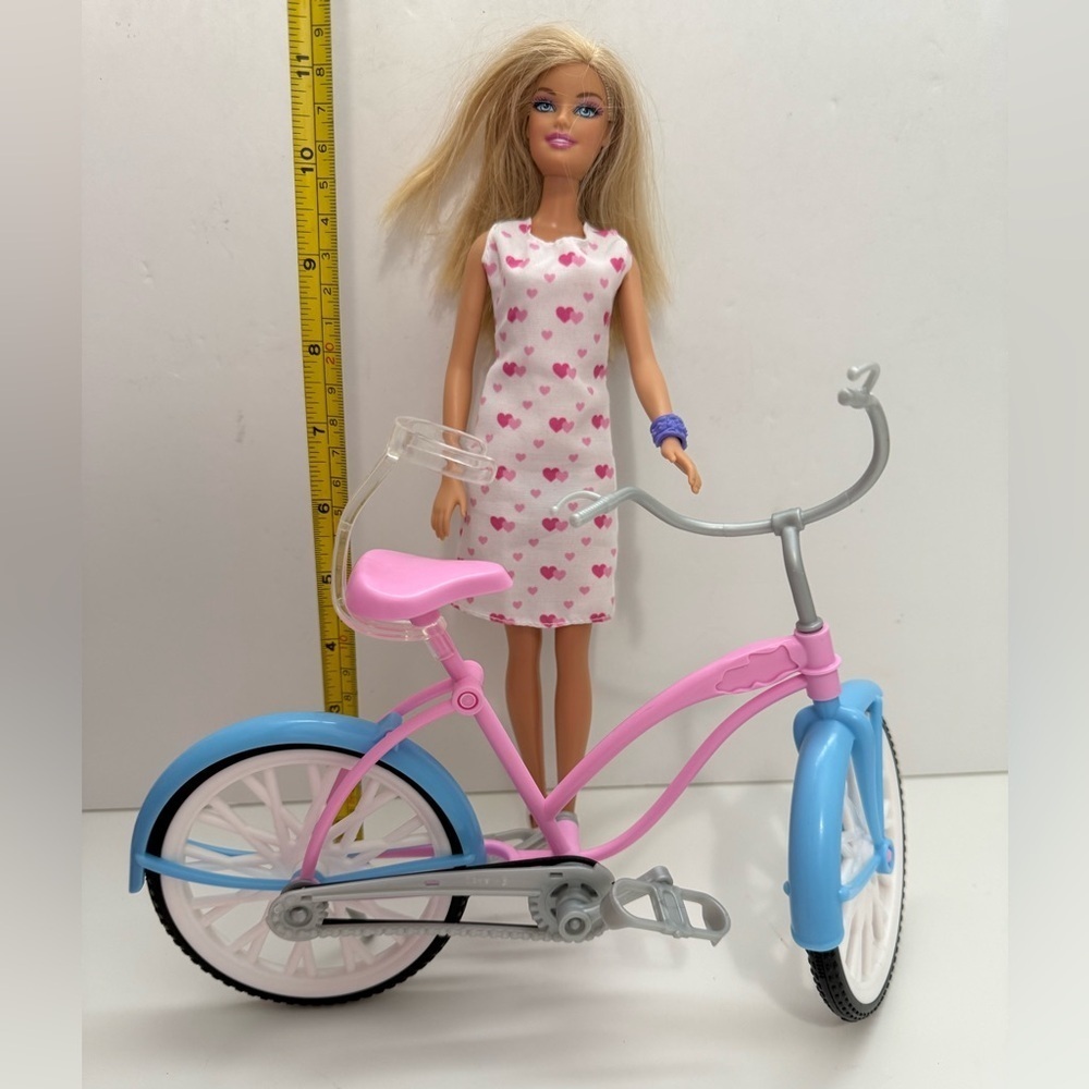 Assorted Barbie Bundle - Picture 4 of 13